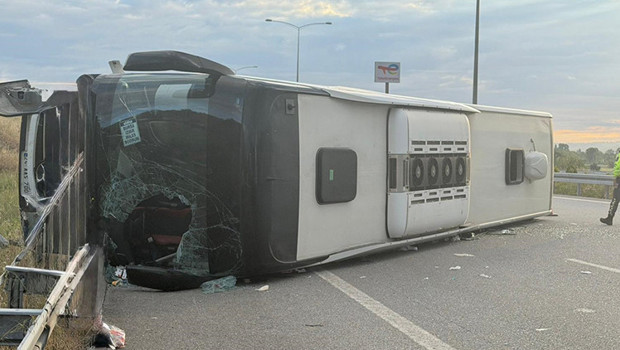 Yolcu otobüsü otobanda kontrolden çıkıp devrildi: 25 yaralı