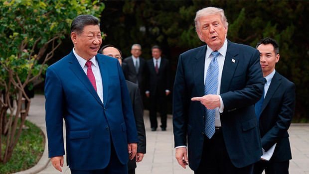 Trump'ın Çin ziyaretinde kriz üstüne kriz! Beyaz Saray görevlisi ezildi... 'Hediyeler çöpe gitti'