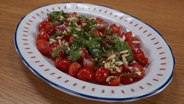 Pesto soslu kiraz domates salatası tarifi (Videolu)