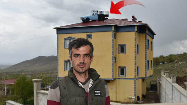 Evinin çatısına vinçle yerleştirdi: Köy cazibe merkezi haline geldi! 'Böyle şeyler genelde Karadeniz'de olur'