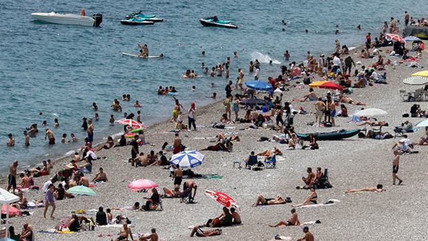 Hava sıcaklığı 30 dereceye ulaştı: 19 Mayıs tatilinde sahile koştular