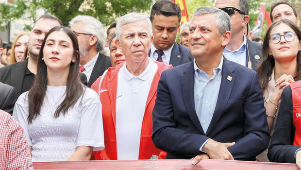 Gençlerle yürüyen Özel: Cumhuriyet’e sahip çıkıyorlar
