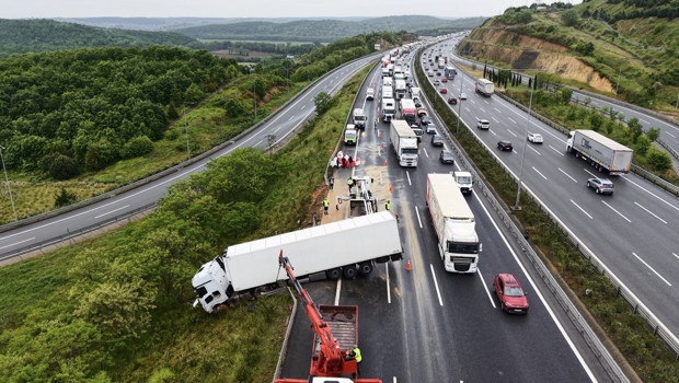 Beykoz'da zincirleme kaza! Bariyerleri aşan TIR yolun dışına çıktı