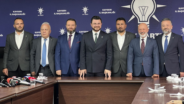 AK Parti’ye geçen 4 meclis üyesine rozetleri takıldı