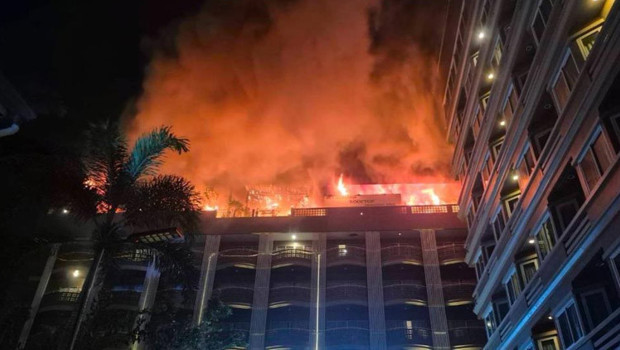 Turistik kentte otel yandı: Yüzlerce kişi tahliye edildi