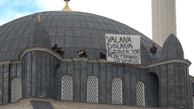 İşçilerden caminin kubbesinde sazlı türkülü ücret protestosu