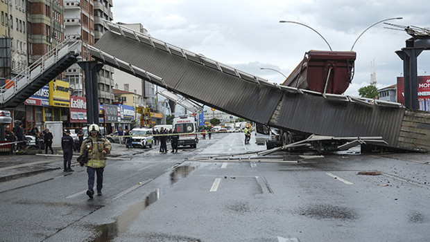 Ankara'da feci kaza: Kamyon üst geçide çarptı