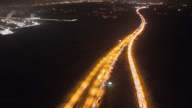 Tatilciler geceden yola çıktı: Dokuz günlük göç başladı