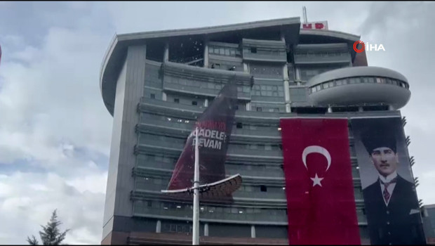 CHP Genel Merkezi'nde Özgür Özel'in afişi indirildi