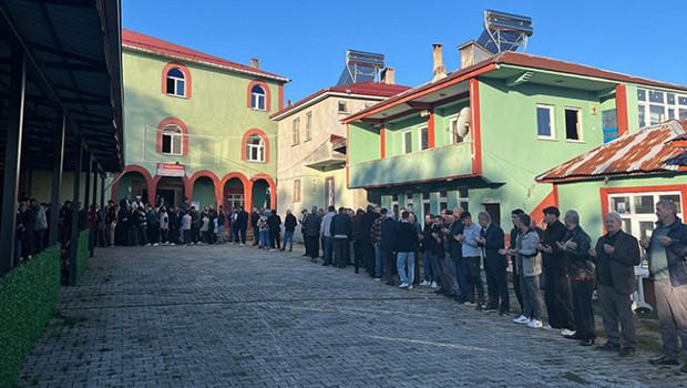 Metrelerce kuyruk oluştu: Camiden çıkanlar sıraya girdi | Nesillerdir aktarılan Kurban Bayramı geleneği: Köy meydanında yüzlerce kişi zincir oluşturdu