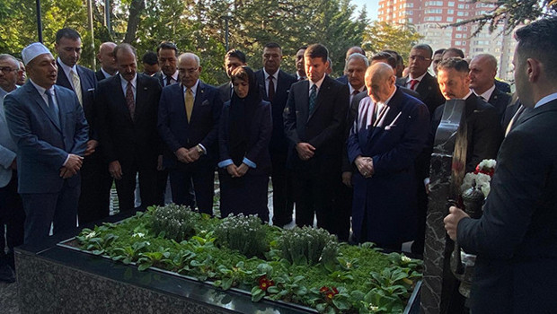 Devlet Bahçeli, Türkeş'in mezarını ziyaret etti
