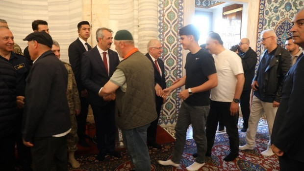Milli Savunma Bakanı Yaşar Güler, bayram namazını Selimiye Camisi'nde kıldı