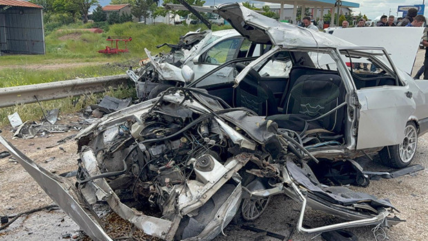 Otomobiller çarpıştı: 3 ölü, 6 yaralı