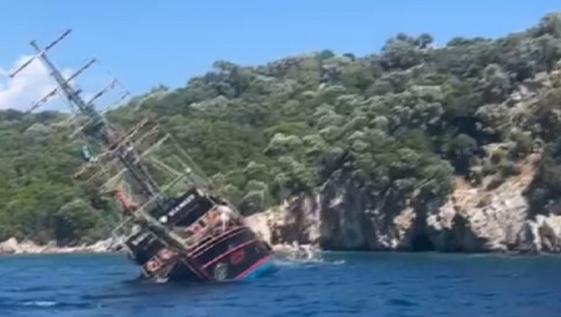 Marmaris'te tur teknesi battı... Ekiplerin müdahalesi sürüyor