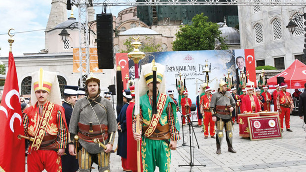 İstanbul’da 573. yıl coşkusu