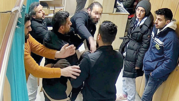 Hastaya yumruk atan doktora 2.5 yıl istendi