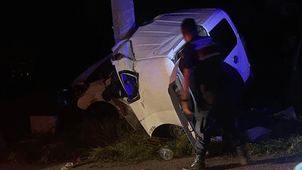 Isparta'da korkunç kaza; Direğe çarpan araçtaki 2 kişi öldü, 2 kişi yaralandı