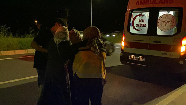 Bursa'da otomobil zeytinliğe uçtu: 2'si çocuk 4 yaralı