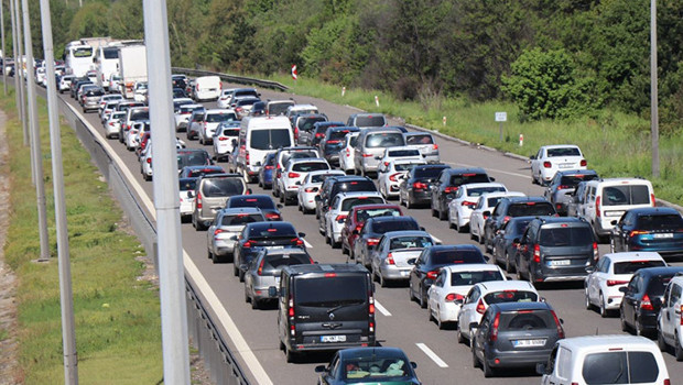 İstanbul'a dönüş çilesi! Kritik güzergahta trafik durma noktasına geldi