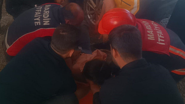 Alt geçit duvarına çarpan otomobildeki 5 kişi yaralandı