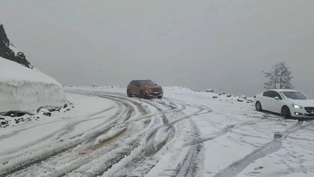 Yaz mevsimine 1 gün kala kar sürprizi! Ünlü geçiş güzergahı beyaza büründü, ulaşım aksadı