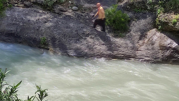 Serinlemek için girdiği çayda akıntıya kapıldı