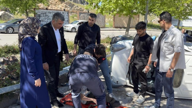 Elektrikli araç devrildi, ilk müdahaleyi milletvekili Erol yaptı
