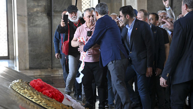 Anıtkabir’de çelenk krizi