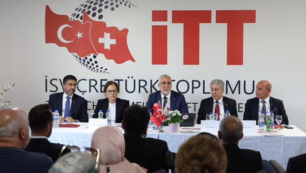 Bakan Işıkhan, Zürih'te Türk vatandaşları ve STK temsilcileriyle bir araya geldi