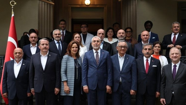 Bakan Işıkhan, işçi, işveren ve memur temsilcileriyle Cenevre'de görüştü
