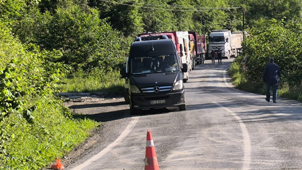 İki ili bağlayan kara yolu ulaşıma kapandı