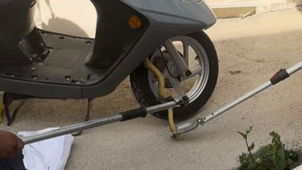 Motosiklette yılan paniği