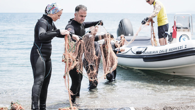 Karaburun’da çıkarıldı... 100 metrelik hayalet ağ