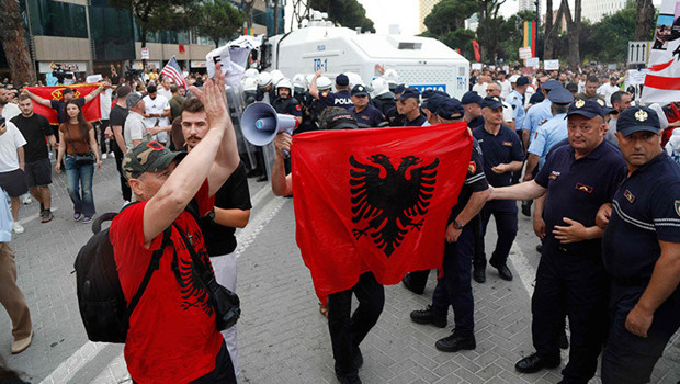 Arnavutluk'ta 'Trump' krizi: Protestolar sokağa taştı