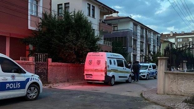 Uzaklaştırma kararı olan koca eve gelip dehşet saçtı… Çocuklarının gözü önünde eşini boynundan bıçakladı
