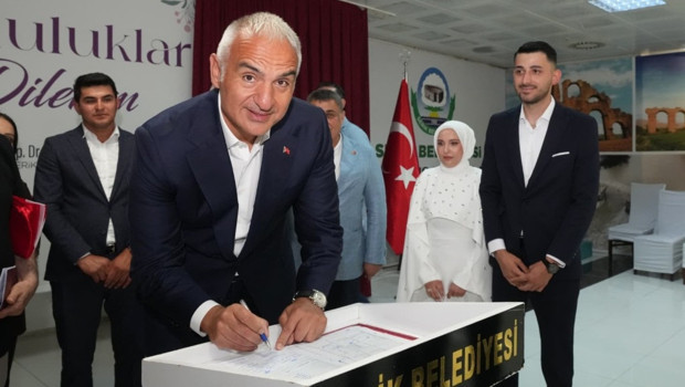 Kültür ve Turizm Bakanı Mehmet Nuri Ersoy, Antalya'da yeni evlenen çiftin nikah şahidi oldu
