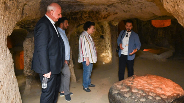 Yunan bakan Kapadokya turunda