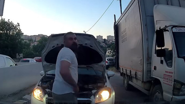 İstanbul'da bir garip inatlaşma: Kaputu açıp 'aracım arıza y