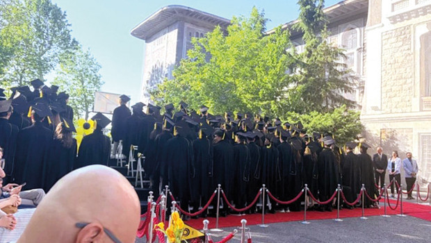İstanbul Erkek Lisesi mezuniyetinde protesto... Okul yönetim