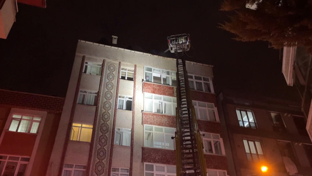 Esenyurt’ta 4 katlı binanın çatısı alev alev yandı