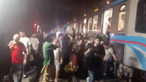 Gaziosmanpaşa’da trafoda çıkan yangın nedeniyle tramvay sefe