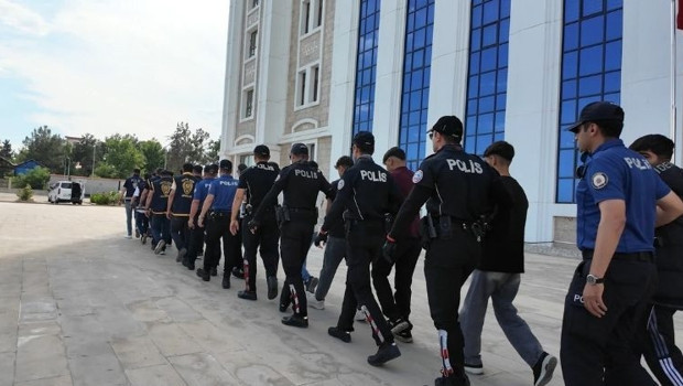 Sosyal medyada "silah teşhiri"ne 14 gözaltı