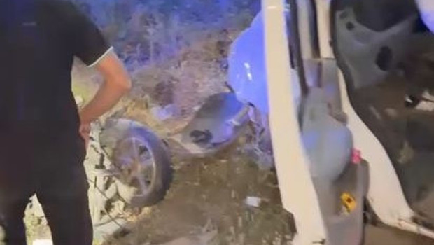 Minibüs ile çarpışan motosikletin sürücüsü öldü, 4 kişi yara