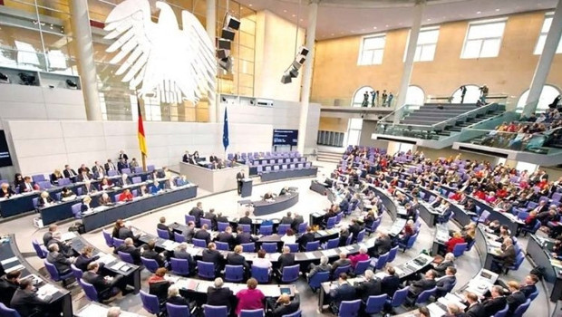 Almanya’da vekiller zamlı maaştan vazgeçti