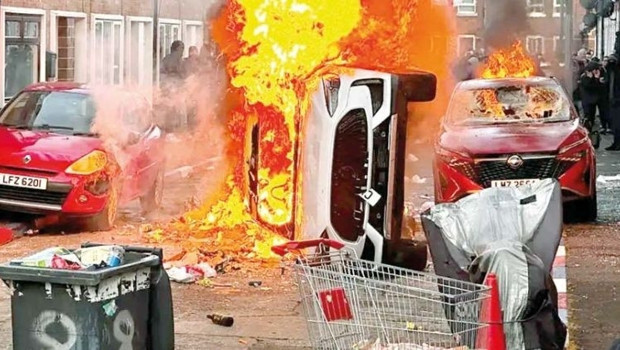 Toplumsal kutuplaşma derinleşiyor, ırkçı söylemler sertleşiyor… Birleşik Krallık alarm veriyor