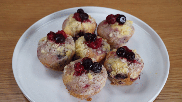 Glutensiz orman meyveli muffin tarifi (Videolu)