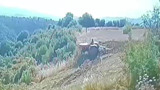 Manisa’da feci olay kamerada! 4 çocuk babası devrilen traktörünün altında öldü