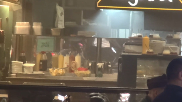 Silivri'de korkutan restoran yangını! 5 kişi duman