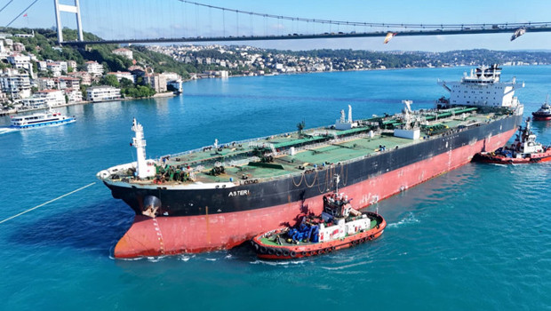 Rusya'da İDA saldırısına uğrayan 'Asteri' isimli tanker İstanbul Boğazı'ndan geçti