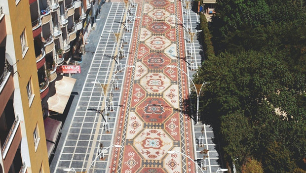Mardin'de 220 metre uzunluğundaki halı motifli cadde ilgi görüyor